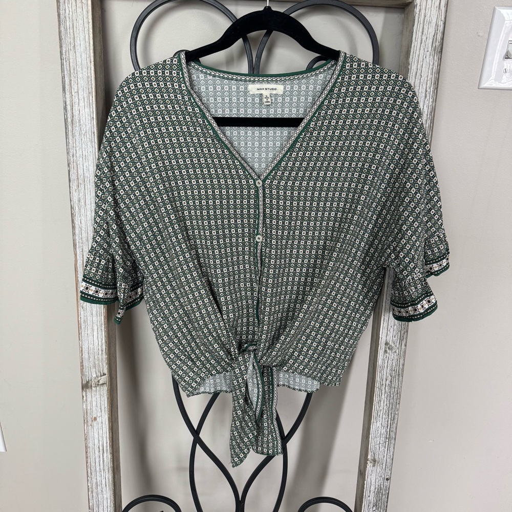 Max Studio Green Patterned 100% Rayon Women's Tie Front Top Size‎ Small